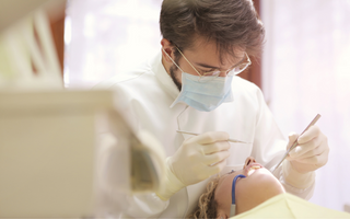 Parodontose vs. Parodontitis: Was Sie über diese Zahnerkrankungen wissen sollten